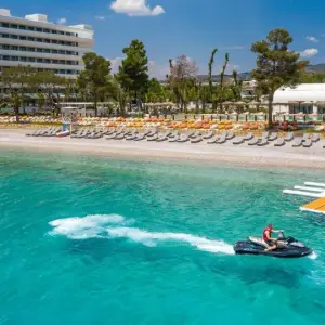 Isla Brown Corinthia