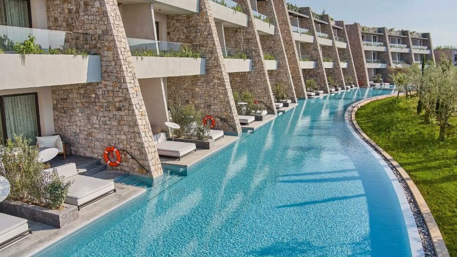 W Costa Navarino