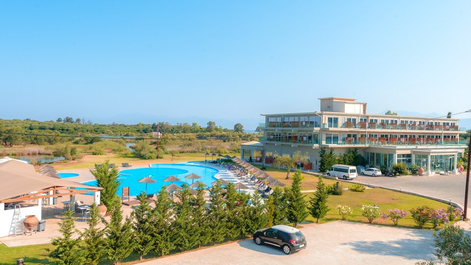 Ninos Laguna Holiday Resort