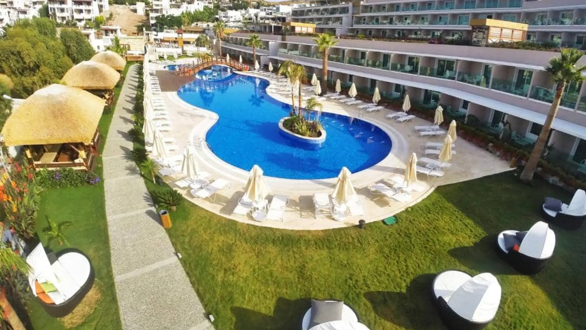 Bellazure Hotel