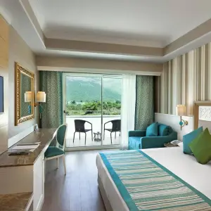 Karmir Resort