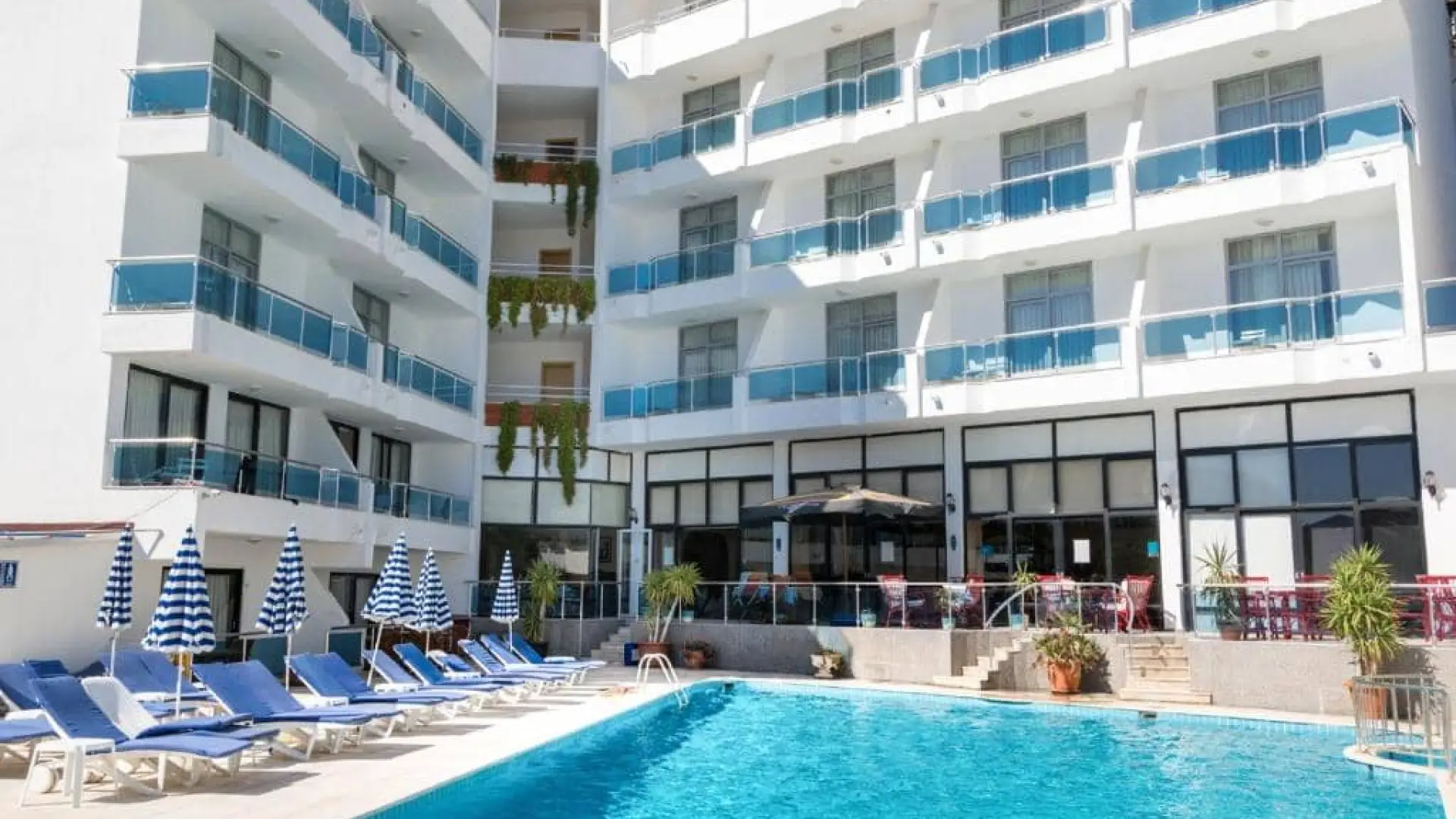 Ponz Hotel