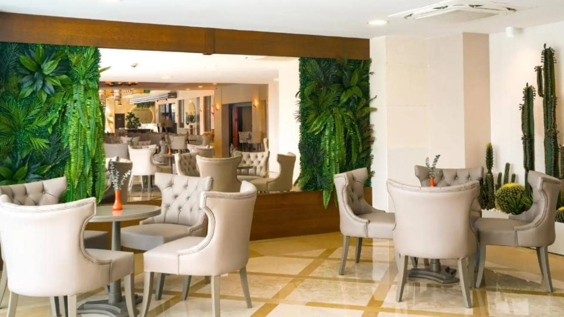 Side Aluna Hotel